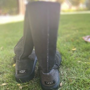 Black uggs size 8